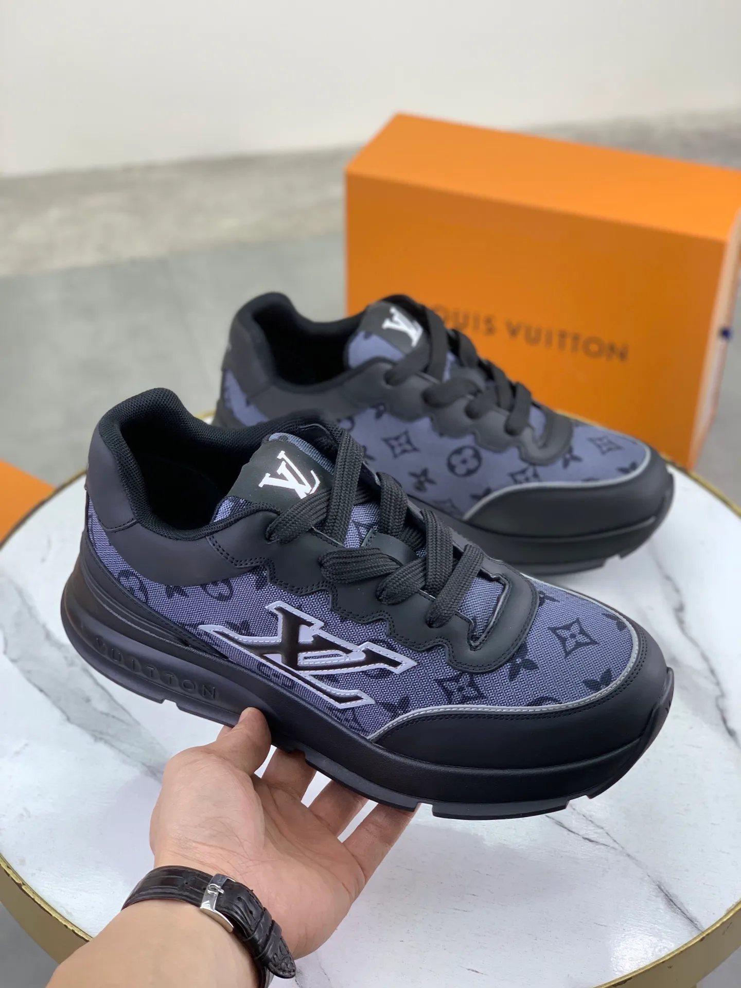 Factory price P700 💶 Top version [LOUIS VUITTON] Couple 🧑‍🤝‍🧑 Craftsman style Counter series (original order) New style 🍀LV Louis Vuitton - top version LV classic high-top trendy shoes! Made of imported original craft calfskin, original breathable lining, and original wear-resistant, lightweight, high-end TPU outsole! High quality products! 3️⃣ colors available, code numbers: female 35-39, male 39-44 (female 40, male 45 46 customized)